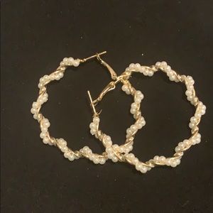 “twisted pearl” pearl earring with gold hooks